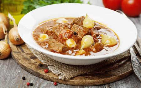 Stifado - jak przygotować grecki gulasz wołowy?