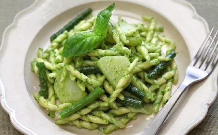 Makaron z pesto, fasolką szparagową i ziemniakami: włoski przepis na sycące danie