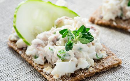 Sałatka z wędzonej makreli z jabłkami