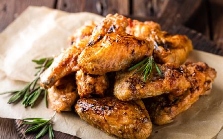 Doskonałe skrzydełka kurczaka pieczone w przyprawie curry