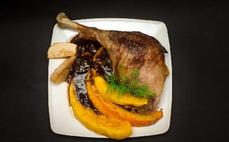 Pieczona gęś z sosem z powideł śliwkowych: pomysł na obiad
