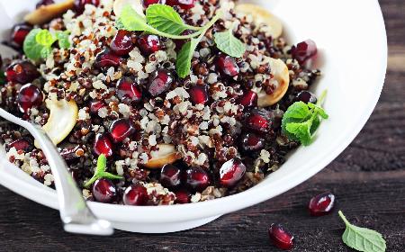 Sałatka z quinoa i suszonymi owocami: przepis