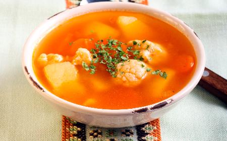 Zupa kalafiorowa z pomidorami