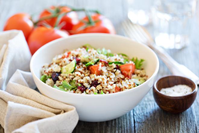 Quinoa: sałatka z komosy ryżowej z suszonymi pomidorami