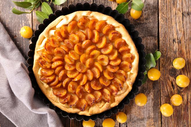 Tarta z mirabelkami: przepis na kruche ciasto ze śliweczkami