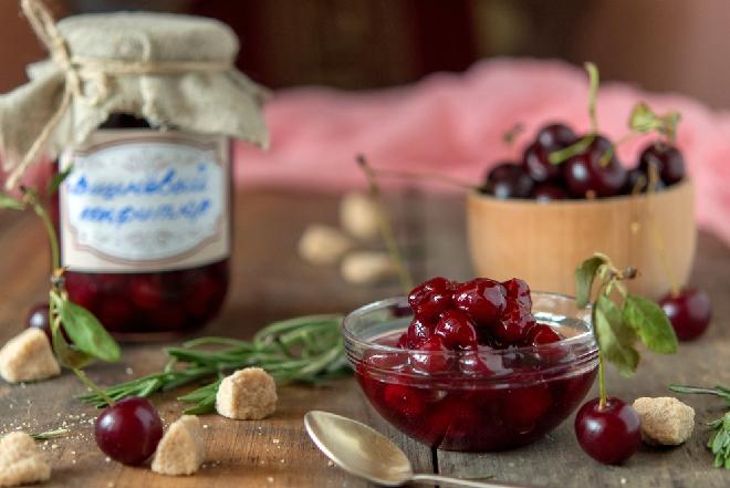 Boska czekowiśnia: przepis na wiśnie z rumem w czekoladzie