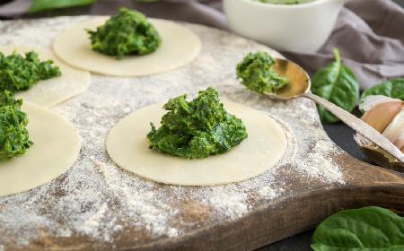 Pierożki ze szpinakiem i serkiem topionym