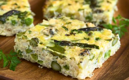 Szparagowa frittata z kurczakiem i ryżem