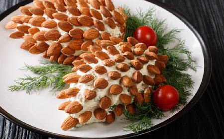 Imprezowa pasta serowa w kształcie szyszki sosnowej