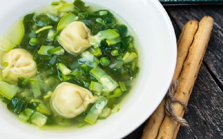 Szczawiowa z zielonym groszkiem i pierożkami tortellini: sprytny przepis na pyszną zupę
