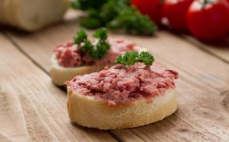 Przepis na pastę mięsną z salami i białą kiełbasą - świetny dodatek do pieczywa