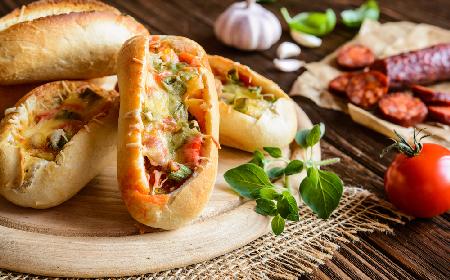 Gorące kanapki z chorizo i papryką - sycąca przekąska po hiszpańsku