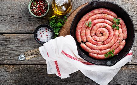 Biała kiełbasa pieczona w sosie chrzanowym: obłędny przepis na Wielkanoc i nie tylko