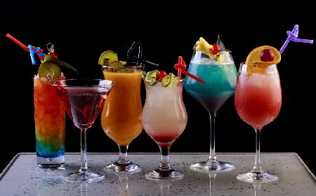 Jak podawać drinki na przyjęciu? Poradnik barmana amatora