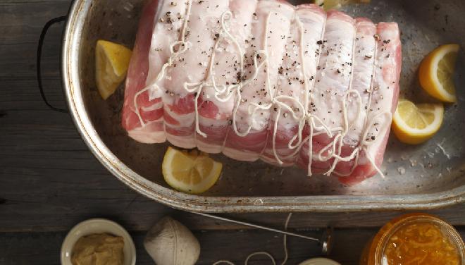 Wieprzowina pieczona w pomarańczach: przepis na pieczony schab lub boczek