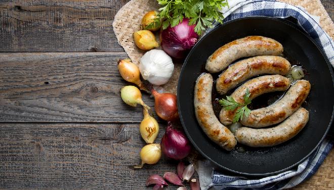 Biała kiełbasa smażona - sposób przygotowania