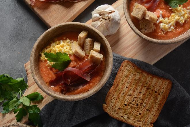 Hiszpański chłodnik na pomidorach - przepis z menu beszamel