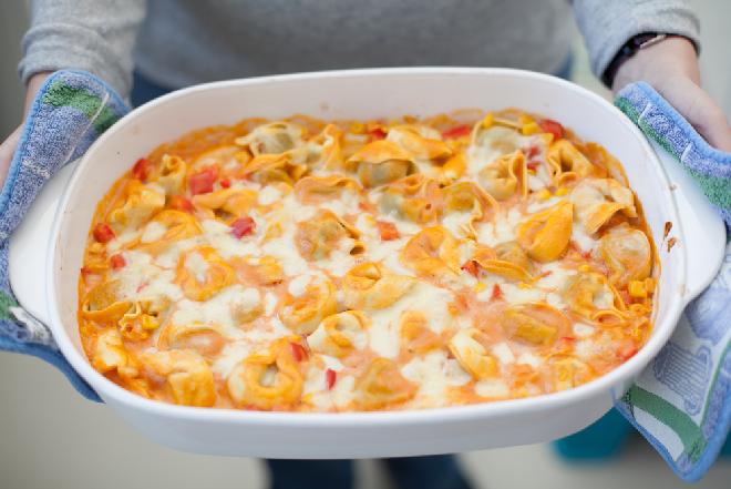 Sycąca zapiekanka z tortellini w sosie pomidorowym - super prosty przepis!