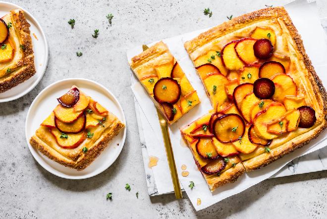 Tarta z brzoskwiniami na francuskim cieście: przepis na szybką i pyszną tartę brzoskwiniową