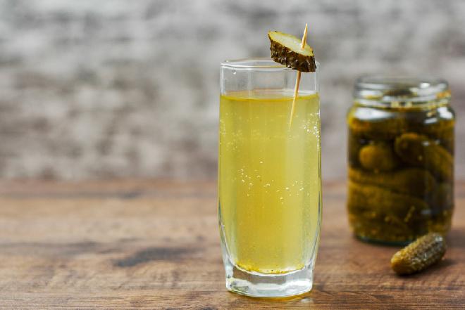 Sok z kiszonych ogórków: naturalny środek na kaca