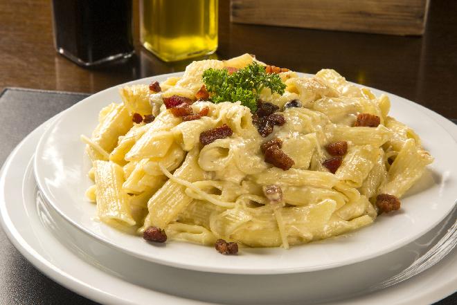 Penne z ziołami włoskimi i parmezanem: przepis na danie na ciepło
