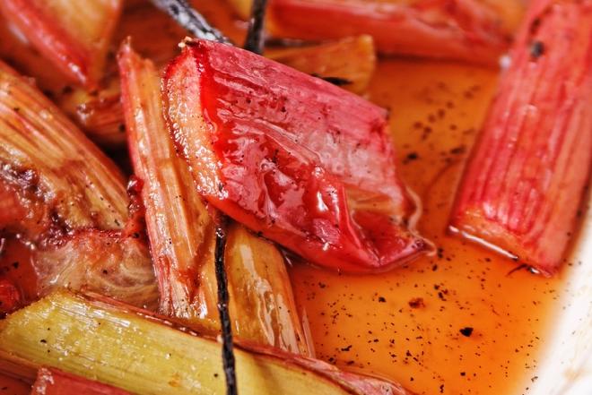 Rabarbar pieczony w winie z orientalną nutą - przepis na deser
